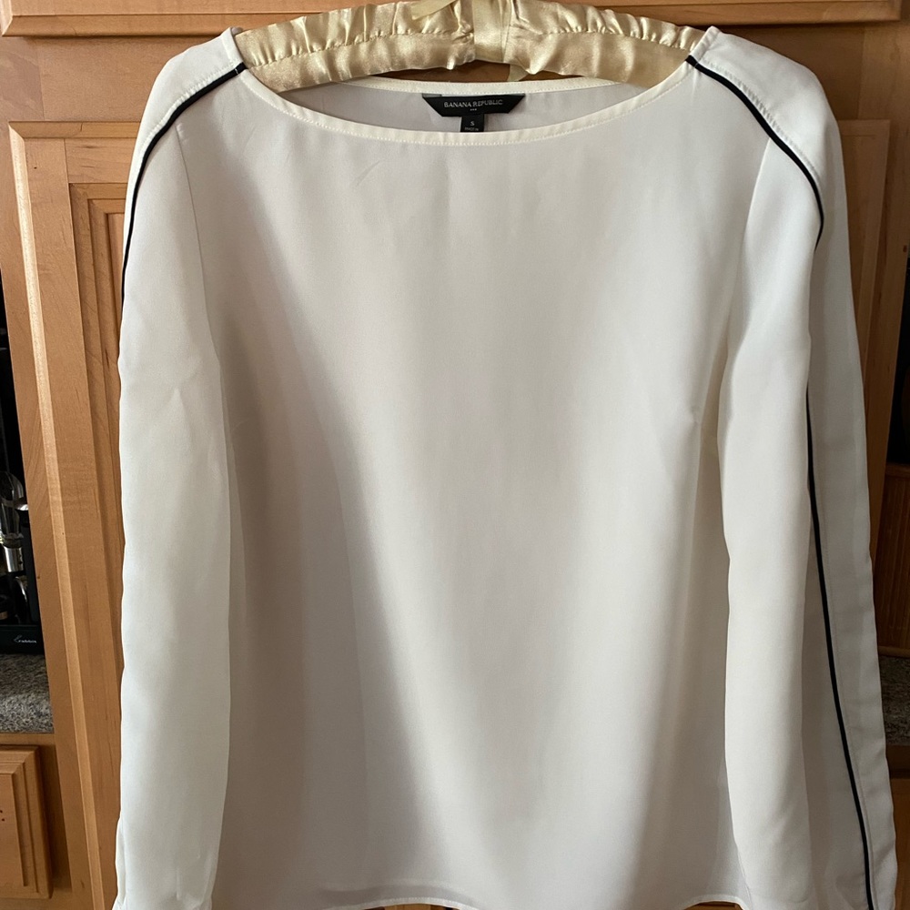 Banana Republic excellent used condition off white/cream top with black piping.